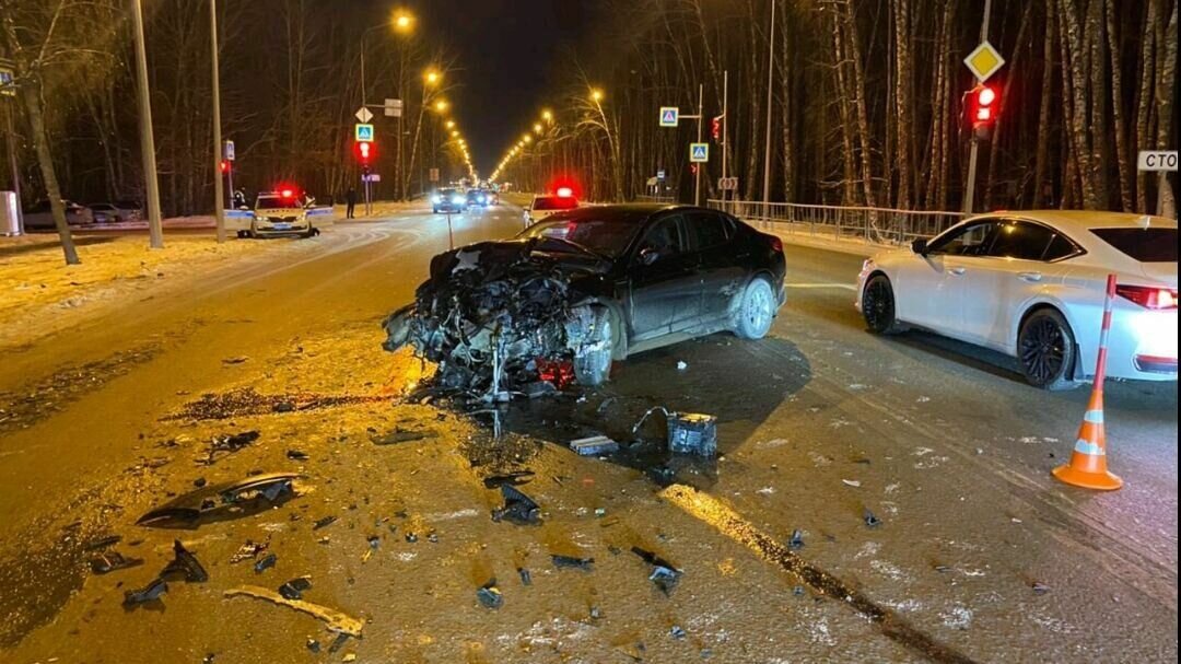     У лесопарка Гагарина «Киа Оптима» выехала на полосу встречного движения, где влетела в «Хендэ Солярис». Лобовое столкновение закончилось гибелью одного из участников аварии.