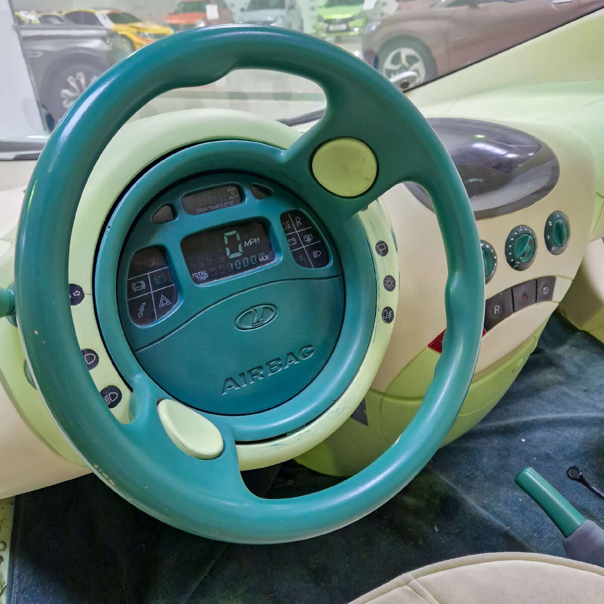 Все сигнальные лампы и приборы собраны в невращающемся центре рулевого колеса.