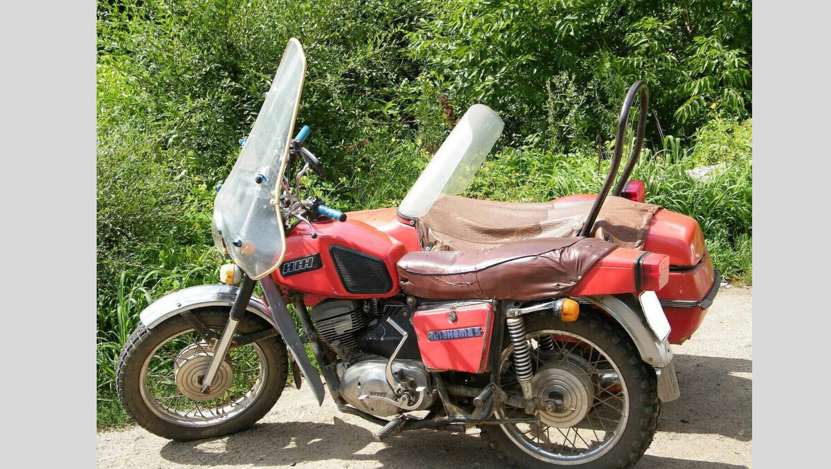     Удмуртия и Беларусь могут начать совместное производство легендарных мотоциклов марки «ИЖ». Надежду на это выразил глава региона Александр Бречалов, который вместе с бизнес-миссией прибыл в Минск 21 ноября.