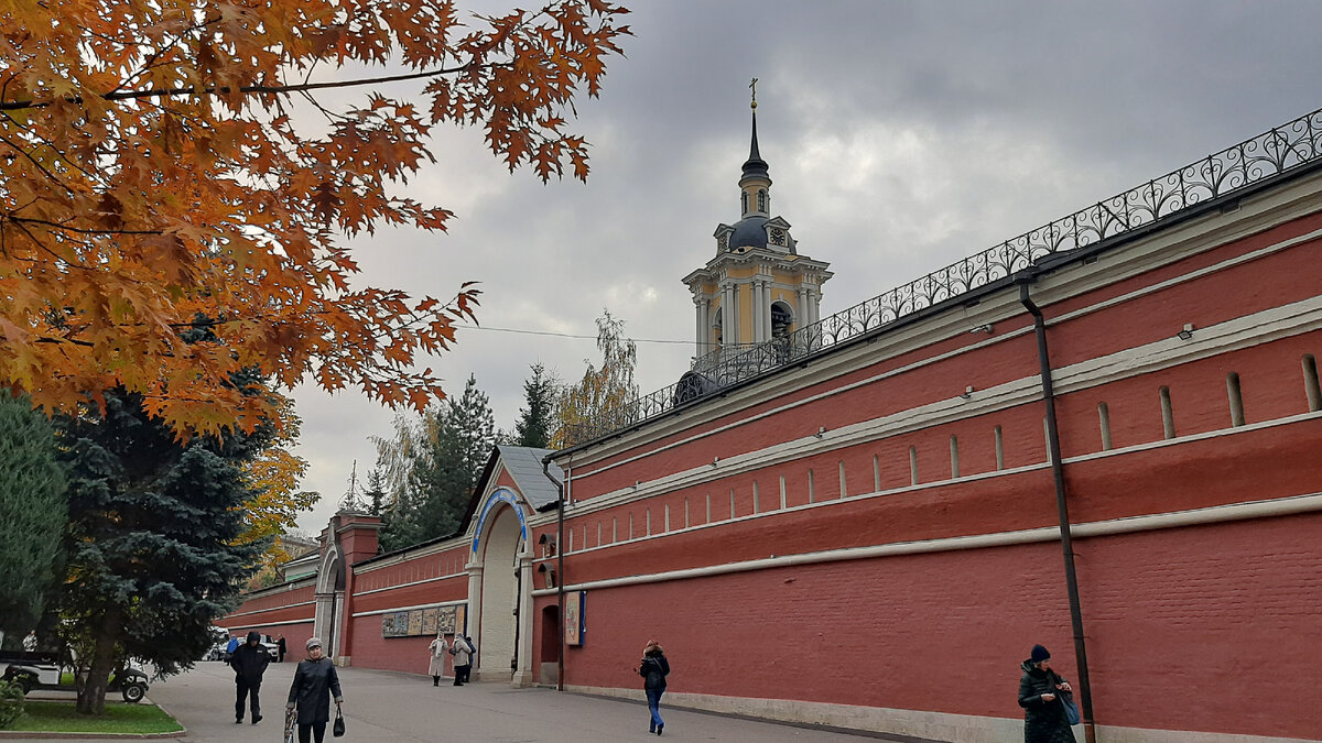 Фото автора : Стены Покровского монастыря  у   Абельмановской заставы, Москва,  метро Таганская, Марксистская.