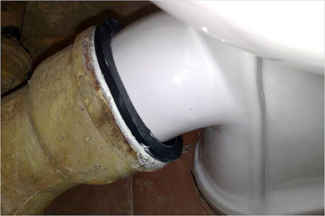 Течёт унитаз в месте соединения с канализацией, как устранить течь без снятия унитаза?