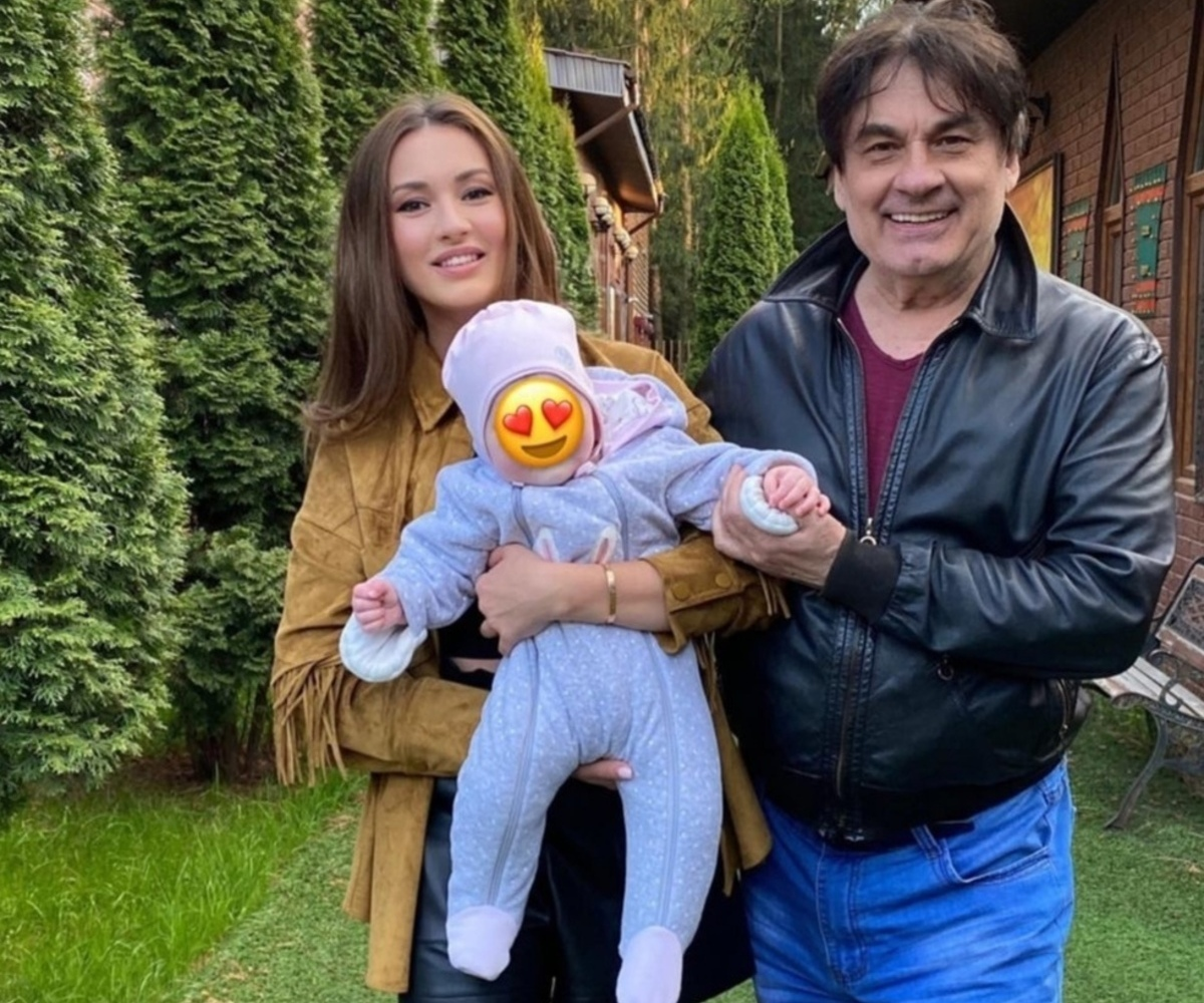 Александр Серов с дочерью Мишель и внуком, соцсети