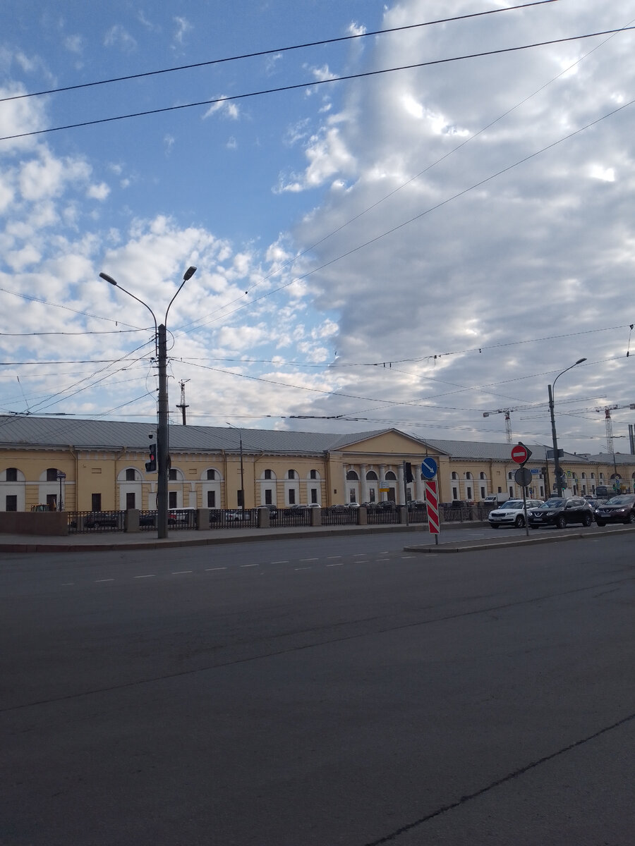 Этот провиантский склад пока не начали реставрировать. 