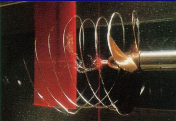 Гидродинамическая кавитация на кромках гребного винта
