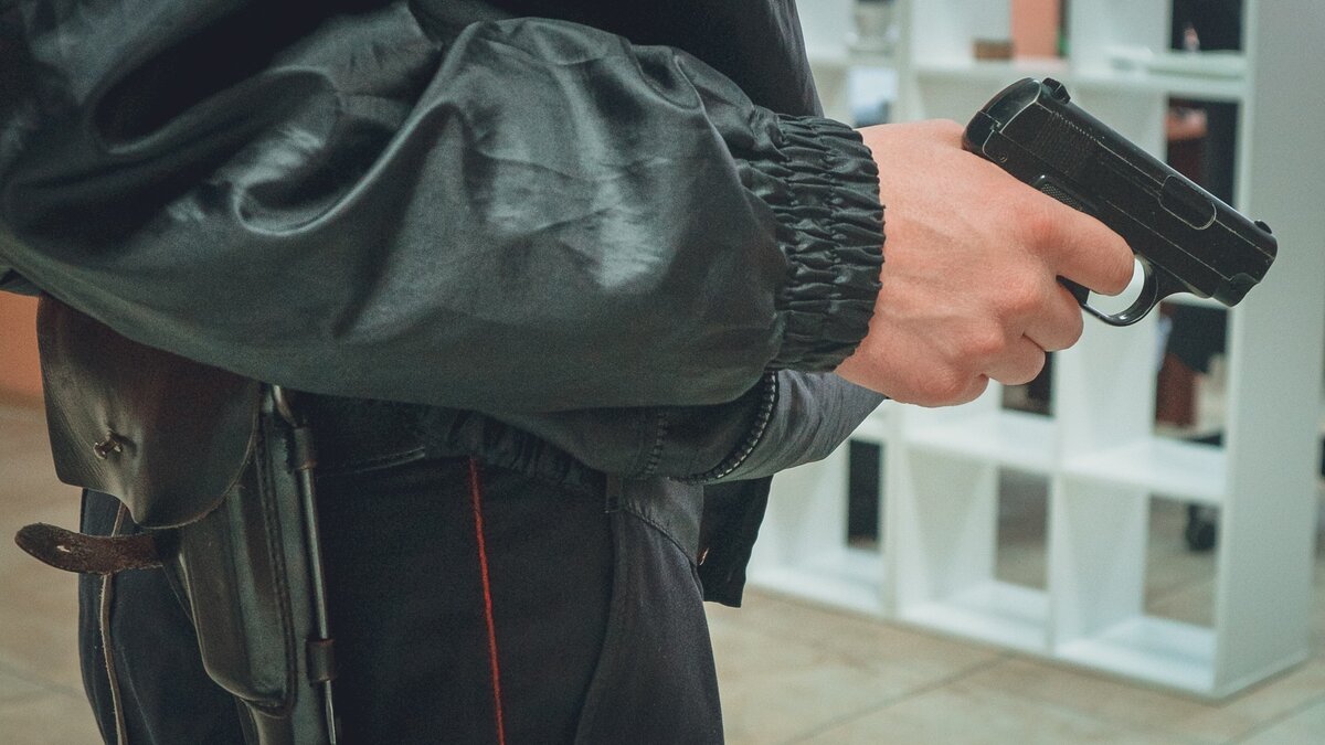     В правоохранительных органах сообщили, что пистолет оказался не боевым. Его изъяли и отправили на экспертизу.