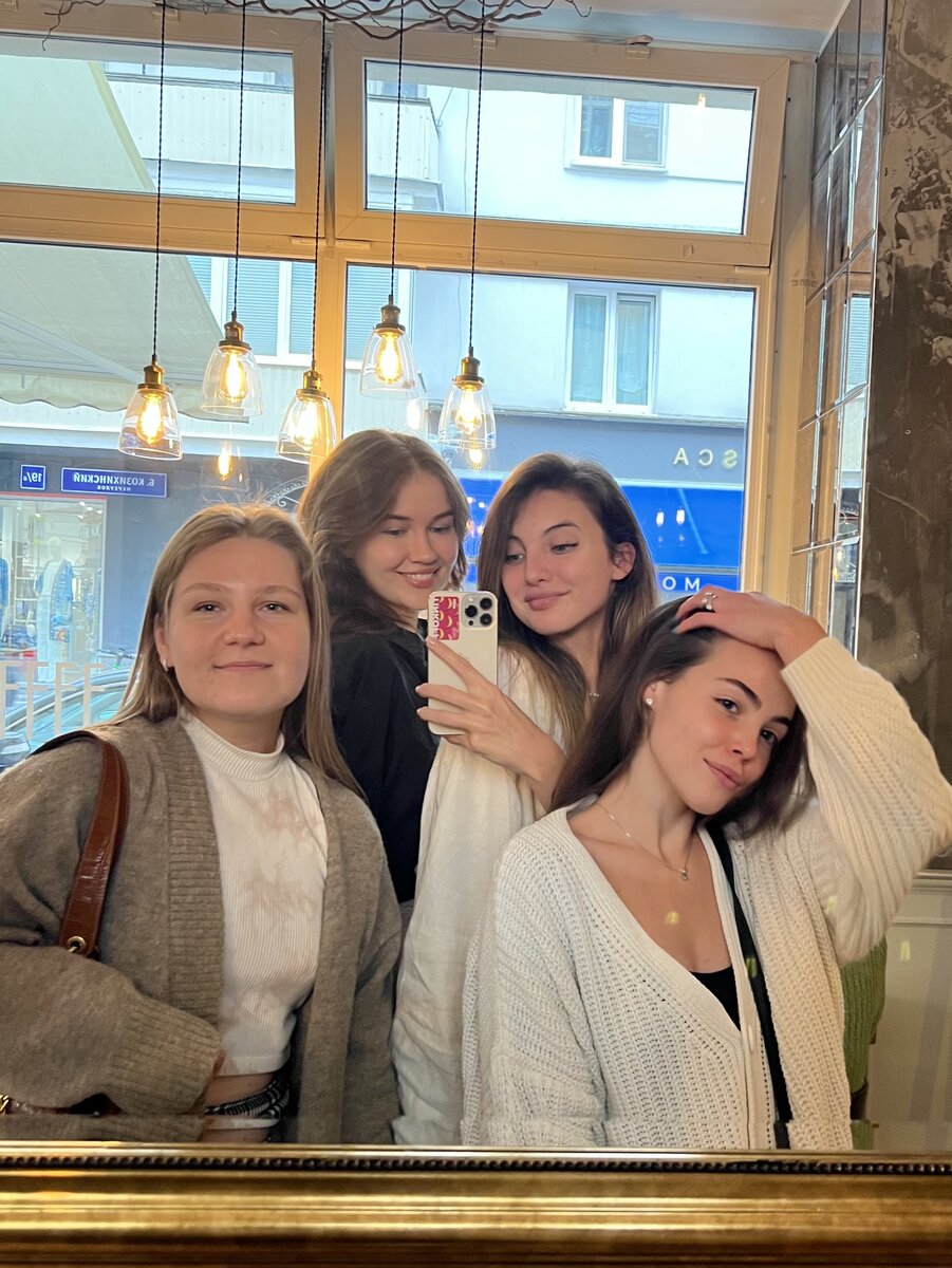 Психолог Мария Кирдун с подружками на Патриках в Москве