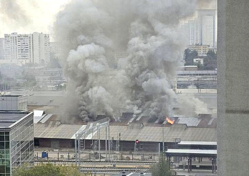    На Комсомольской площади в Москве горят склады