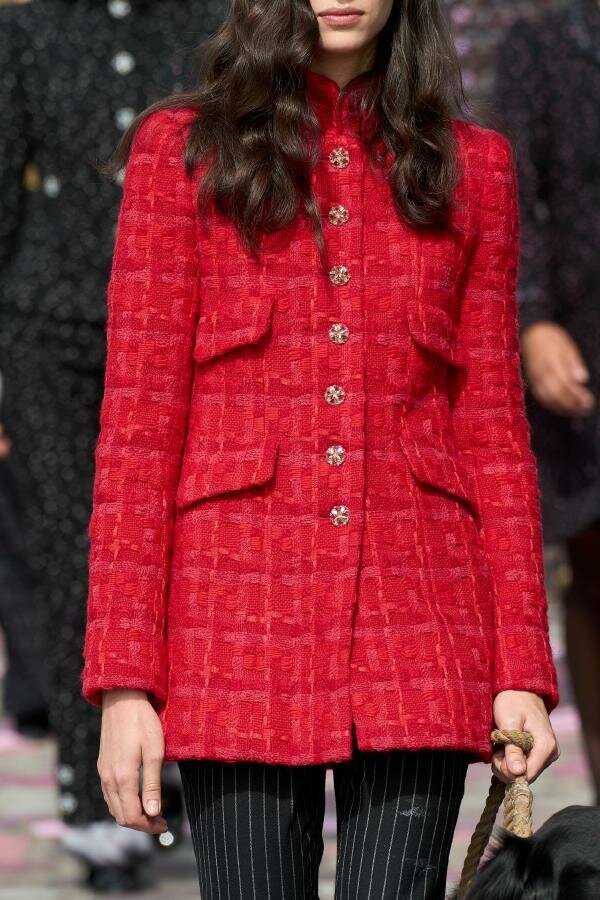 CHANEL - осень-зима 2023, крупные планы с показа мод Haute Couture в Париже
Вчера538 прочиталиКоллекция CHANEL Haute Couture Осень-Зима 2023/24, созданная Virginie Viard, вдохновлена парижским стилем и представляет собой портрет нежной, но смелой женственности
Украшением коллекции, показанной на берегах Сены, стали вышитые мотивы в виде фруктов и цветов, столь характерные для живописных натюрмортов. Маскулинность считывается в образах, которые объединили строгость и асимметрию, уверенность в себе и сдержанность.“Когда вы носите одежду Haute Couture, Вы ощущаете, сколько мастерства и времени было вложено в нее”, – амбассадор Дома Caroline de Maigret, открывшая показ Haute Couture Осень-Зима, делится впечатлениями о новой коллекции и CHANEL Haute CoutureСмотрите полную коллекцию:Коллекция Chanel FALL 2023 COUTUREHJ bags | Не следуй за модой - чувствуй ее4 июляДетали одежды:листайте галереюОбувь в коллекции: