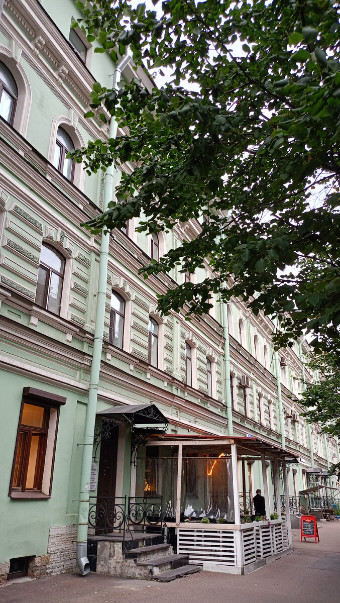 Вот он. Только окна у них были во двор