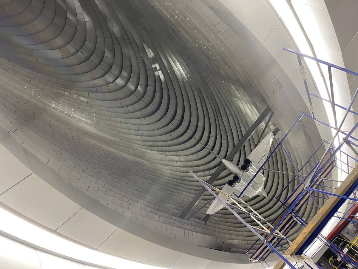 📷 2: Модель Ту-144 над эскалаторным наклоном во всей красе.