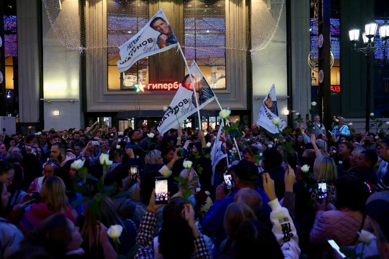    Горожане танцевали под хиты Юры Шатунова