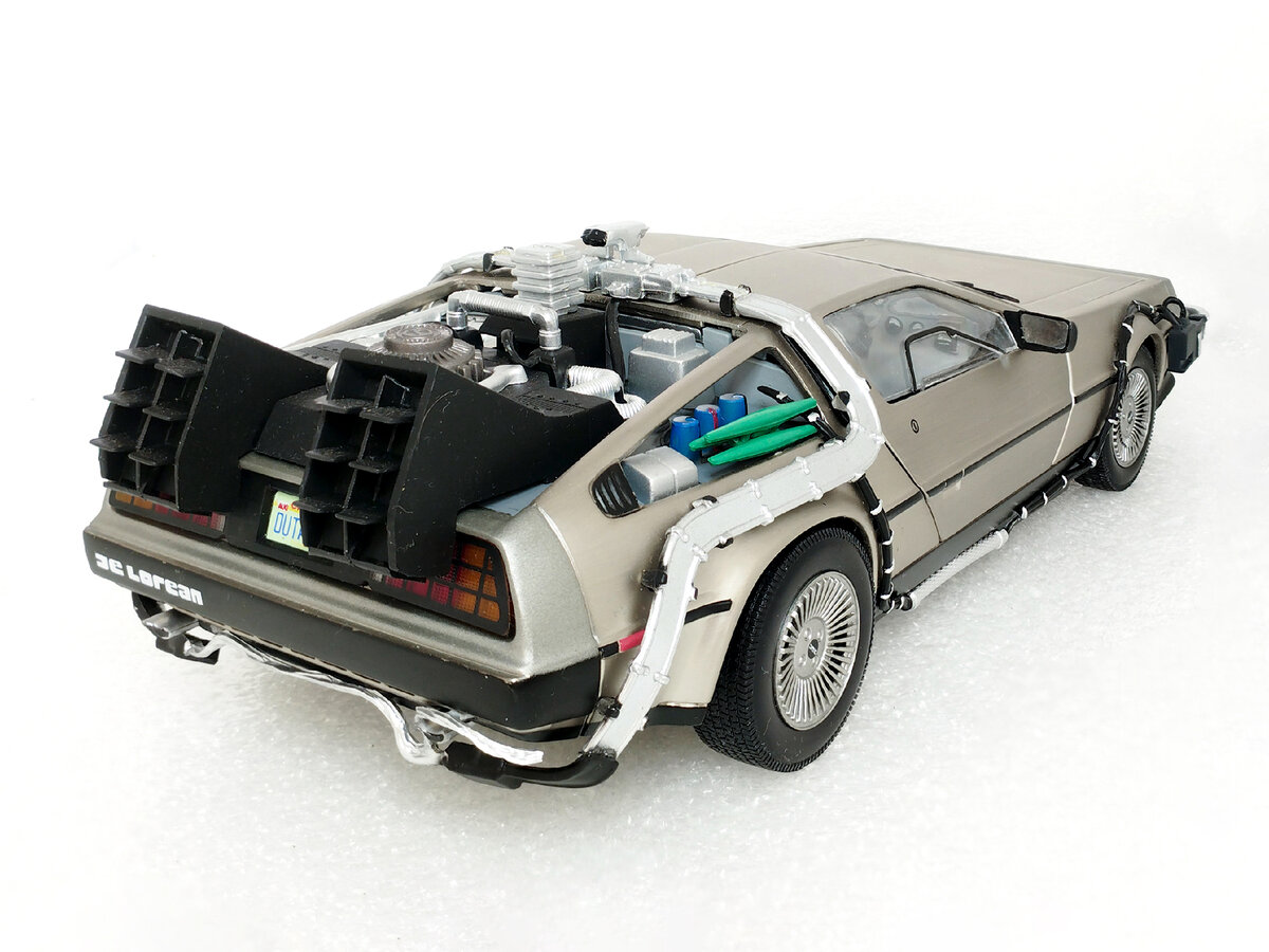 Машина времени DeLorean DMC-12 в масштабе 1:18 (из к/ф 