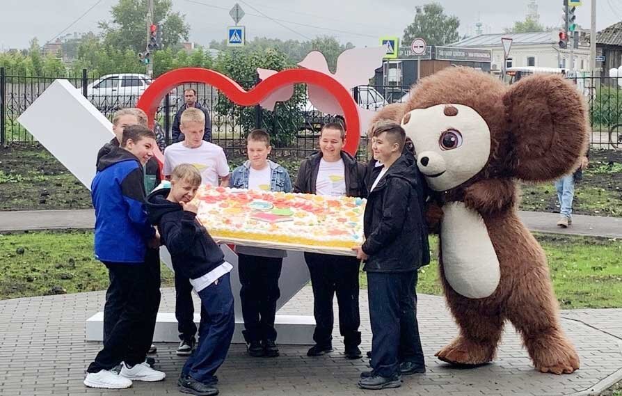 Подарком учащимся стала не только новая пришкольная территория, но и огромный вкусный торт