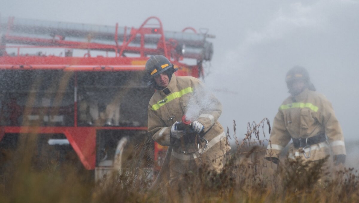     В Салавате на территории завода по производству битума «Девон» загорелся мазут. Рядом — цистерны с топливом.