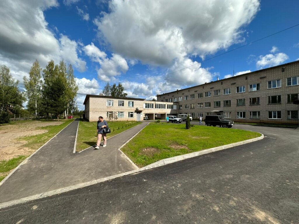 В Тверской области выравнивают около 14,6 тыс. кв. м дорог на территориях больниц