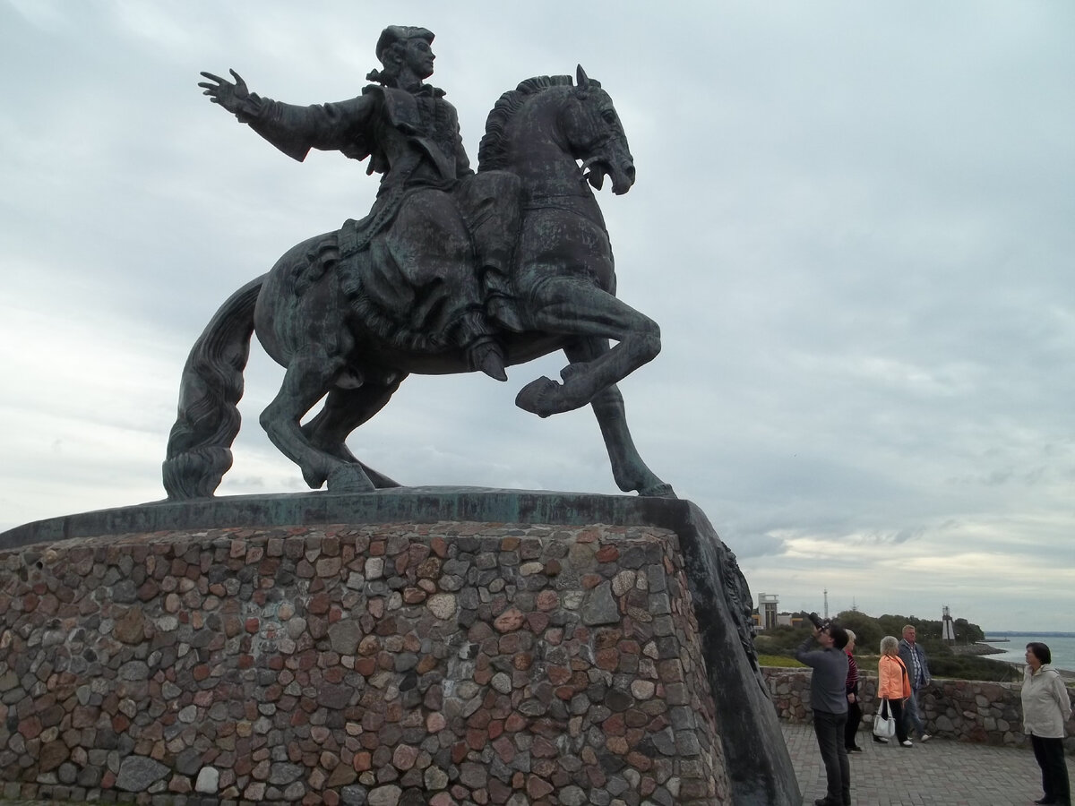 Памятник в балтийске. Памятник Елизавете на крайней точке в Балтийске фото.