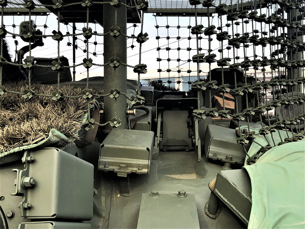 Входное окно прицельного комплекса 1А40-4 имеет бронешторку с дистанционным приводом.