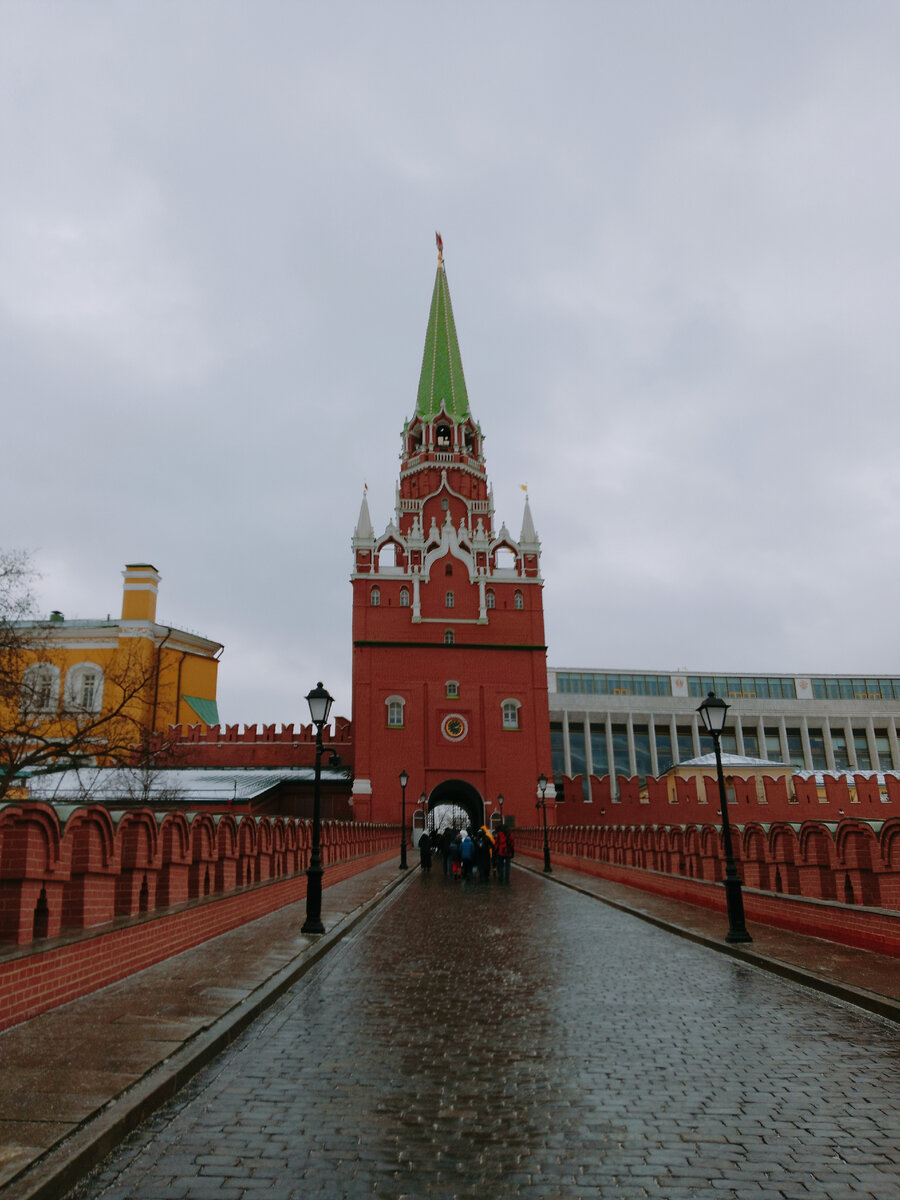 Троицкий мост, ведущий к башне 