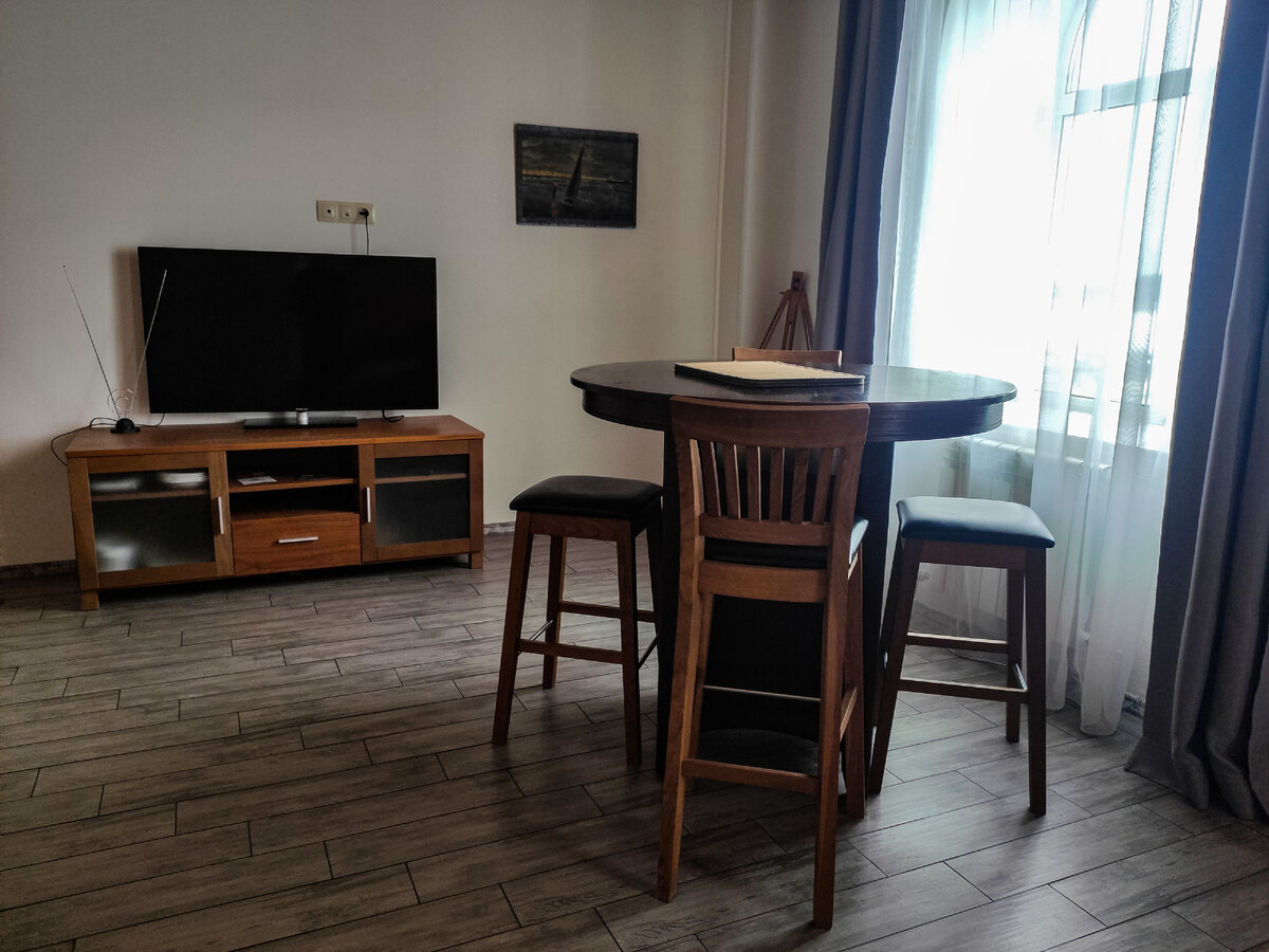 Одна из комнат. С диваном для троих.