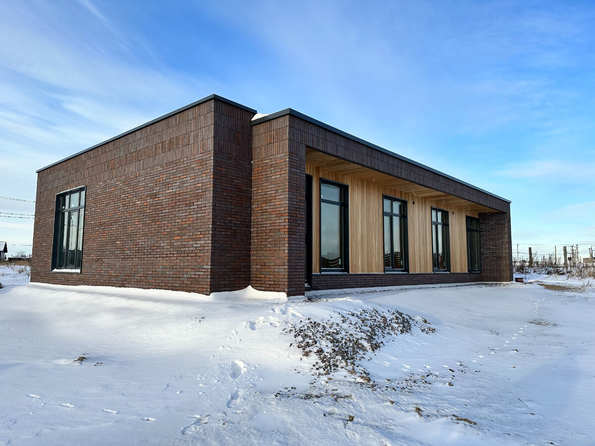 Дом из кирпича в современном стиле по авторскому проекту.