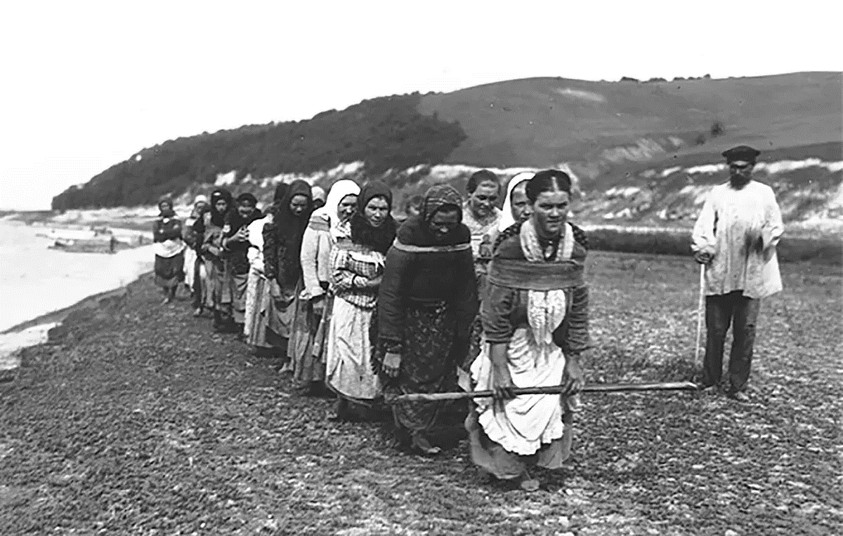 Фото 1910 года. Женщины тянут плоты по реке Суре. Когда это фото появилось в прессе оно произвело в обществе шок. Изнеженные светские дамы не могли поверить, что женщины могут тянуть на себе по 16 тонн груза.