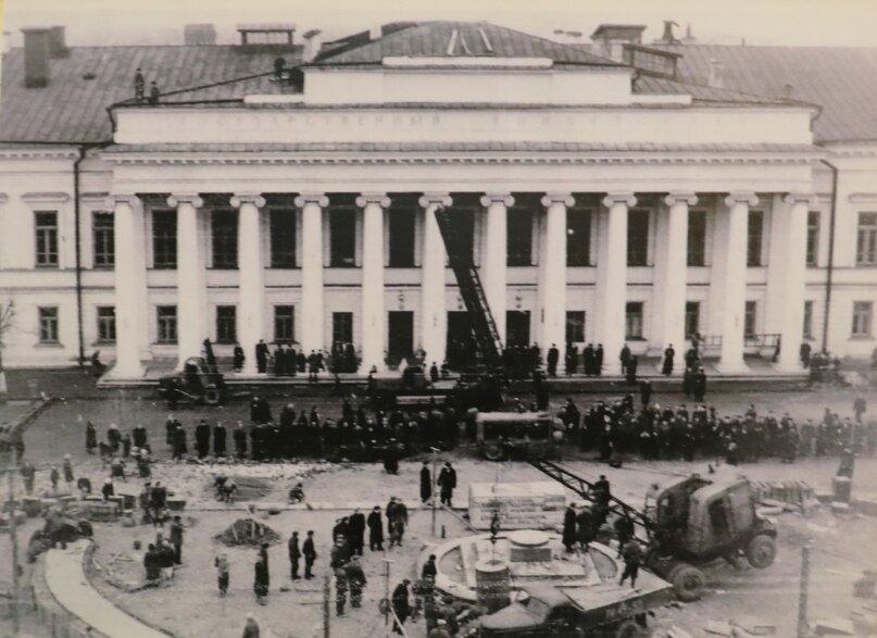 Установка памятника гимназисту В.И.Ульянову. Октябрь 1954 г. (Экспозиция Музея истории Казанского университета)