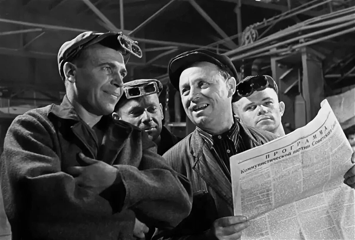 В СССР средняя заработная плата пролетариев согласно статистики составляла 180 рублей