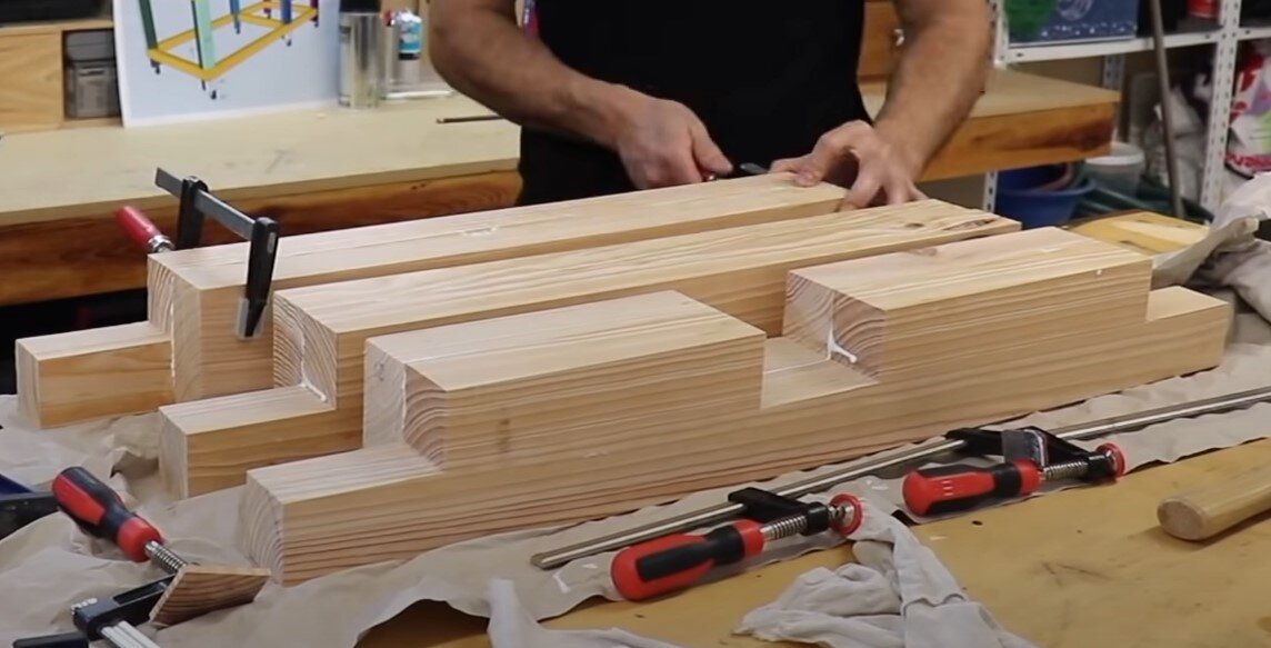 Канал на YouTube WoodYouDoIt. Склеивает две доски с готовыми вырезами в брус