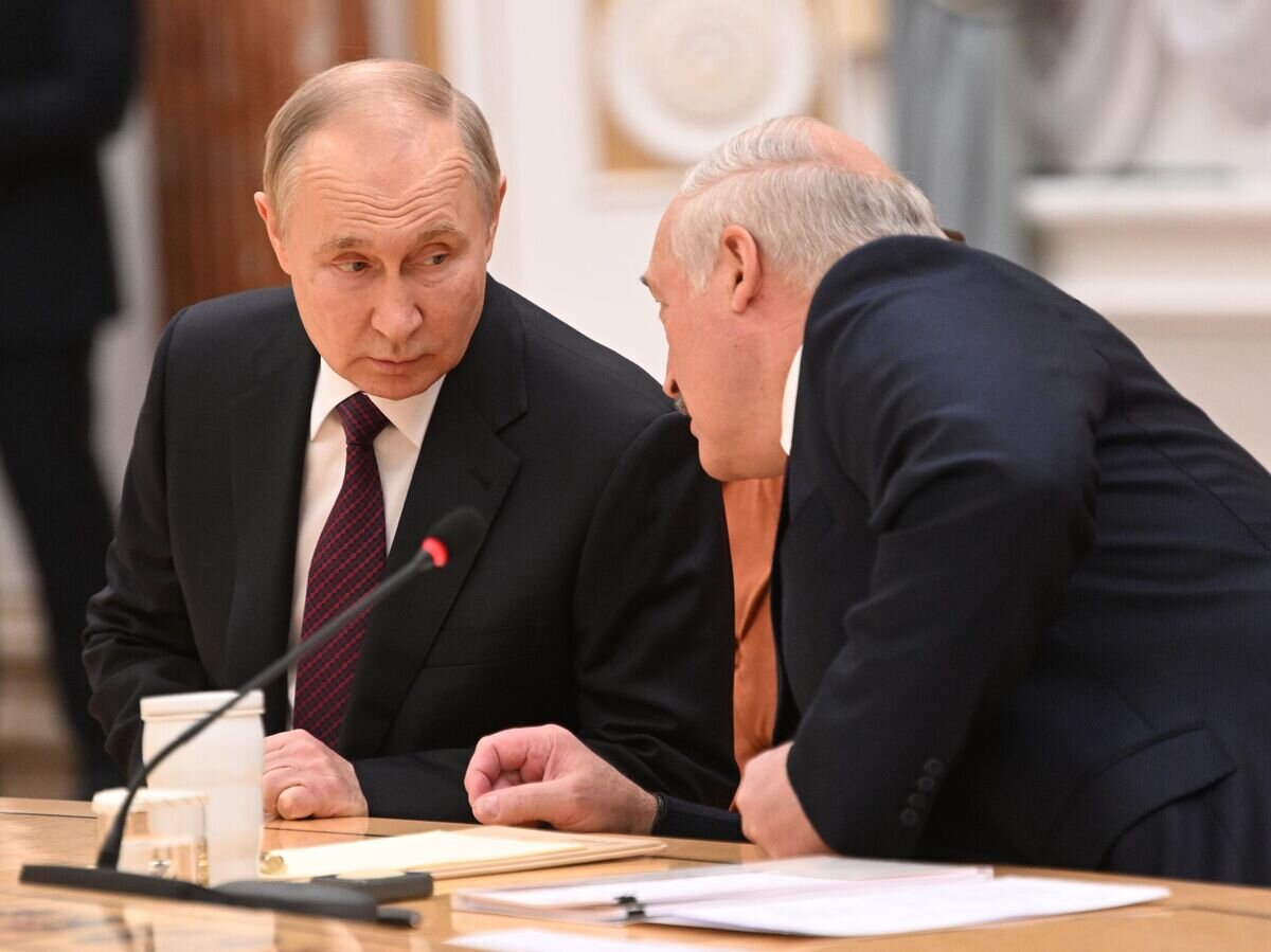    Президент РФ Владимир Путин и президент Белоруссии Александр Лукашенко во время встречи в Минске в расширенном составе© РИА Новости / Павел Бедняков