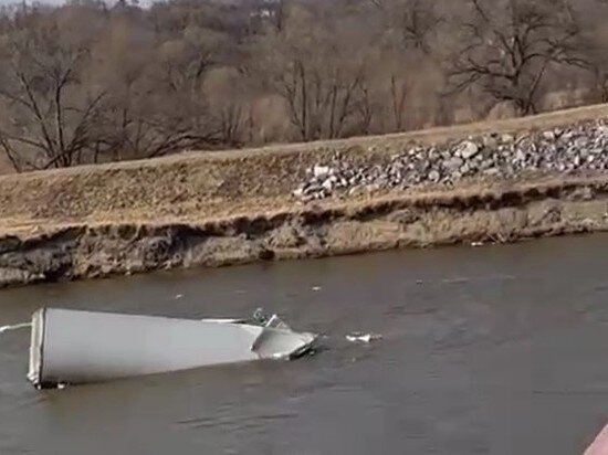     Брать воду из реки, куда упала фура, запретили в Хабаровском крае. ФОТО: социальные сети