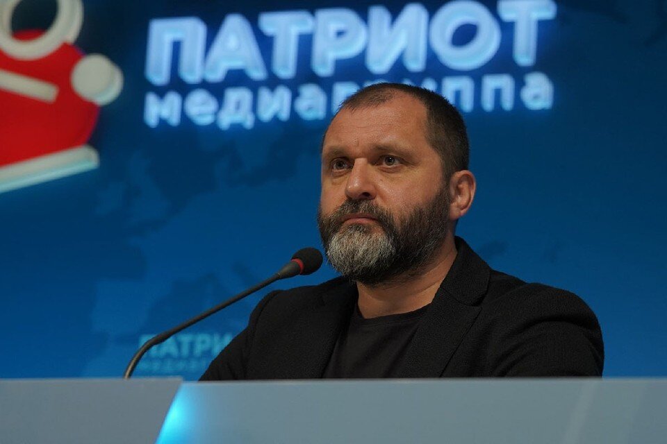     Советник врио главы Донецкой народной республики (ДНР) Дениса Пушилина Игорь Кимаковский заявил, что в районе Авдеевки в настоящее время в плен сдается очень много солдат Вооруженных сил Украины (ВСУ).  Личная страничка героя публикации в соцсети