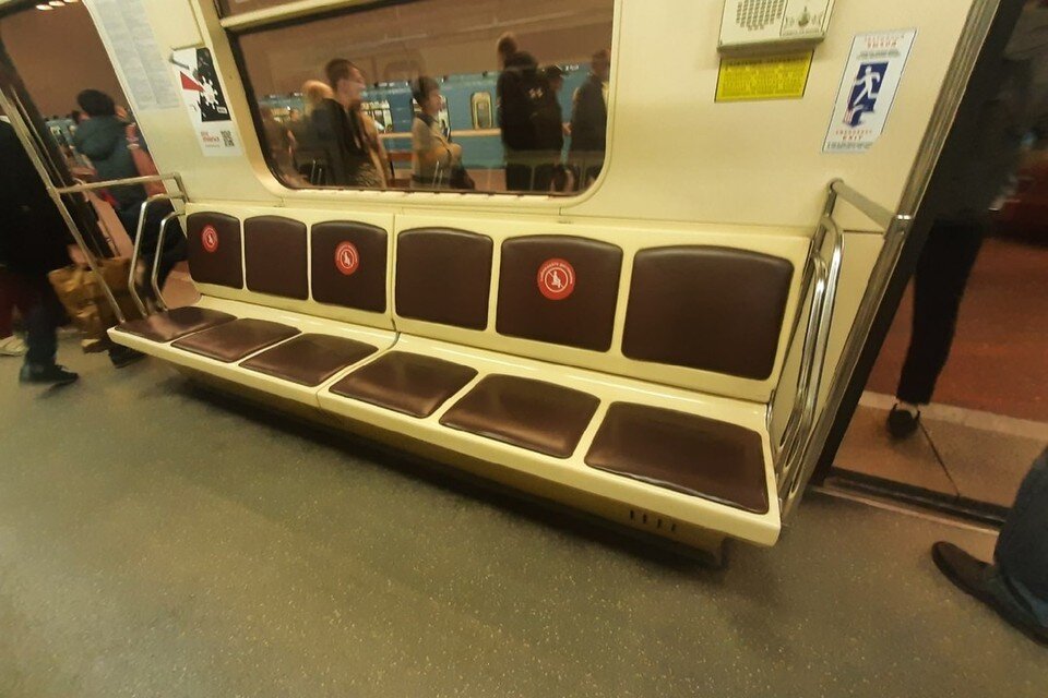     В Новосибирском метрополитене исчезли предупреждения о соблюдении дистанции между пассажирами. София БЕРЕЗОВСКАЯ