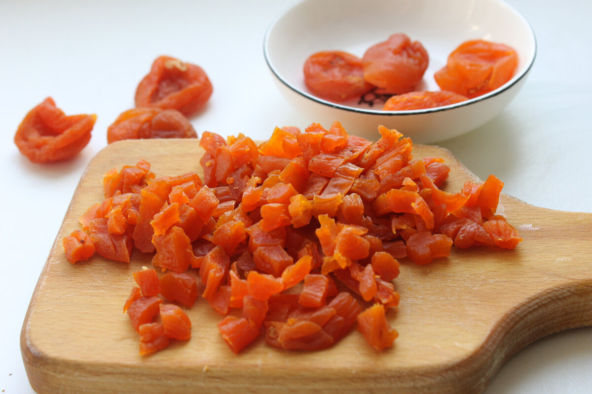 Курага оживила внешний вид кулича и его вкус - аромат обалденный! 