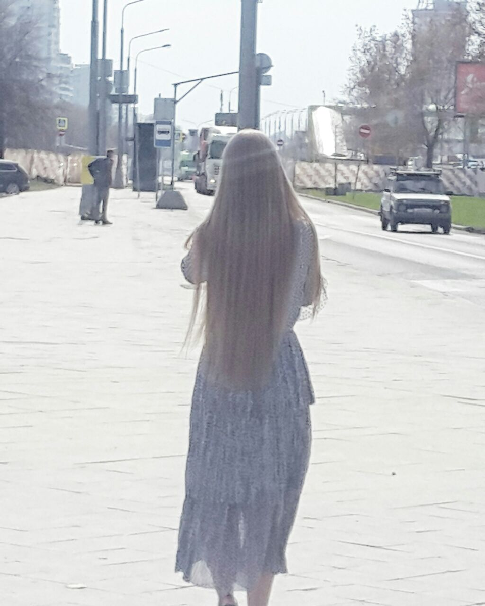 Смелая девушка в летнем прикиде без колготок и шикарными волосами