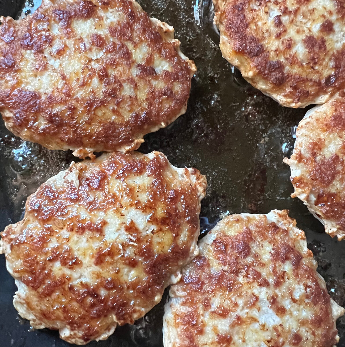 Ребята, бесспорно это самые вкусные котлеты в моей жизни. Постоянно прошу маму их готовить, когда бываю у нее. Не успела я их пожарить, все смели. Поэтому, пардон, без красивых фото)  
