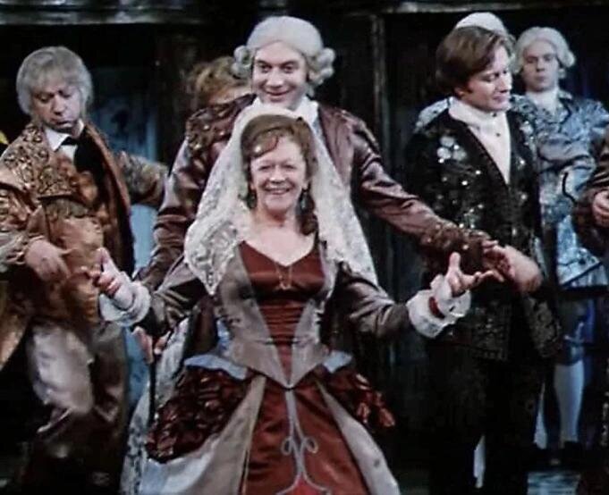 Мой любимый эпизод с Татьяной Пельтцер в фильме Марка Захарова «Формула любви», где она рекомендует своему внуку: «Отбить!» невесту у графа Калиостро. И так уверенно, что самой уже хочется «отбить»!-7-3