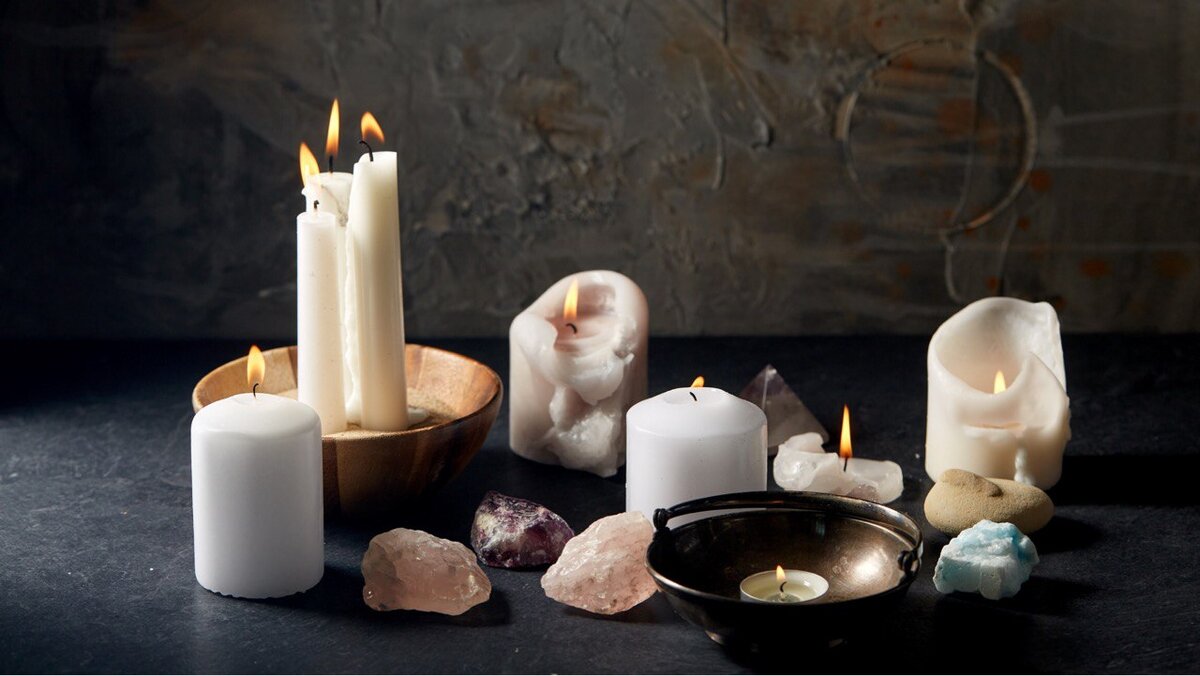 церковные свечи. свечи в католическом храме. как сейчас люди пользуются свечами. свечи в храме. магические свечи.