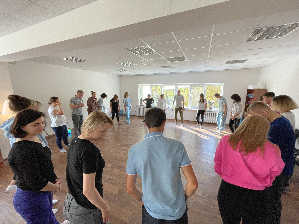 Кадр с ретритного выезда онлайн потока 2022-23