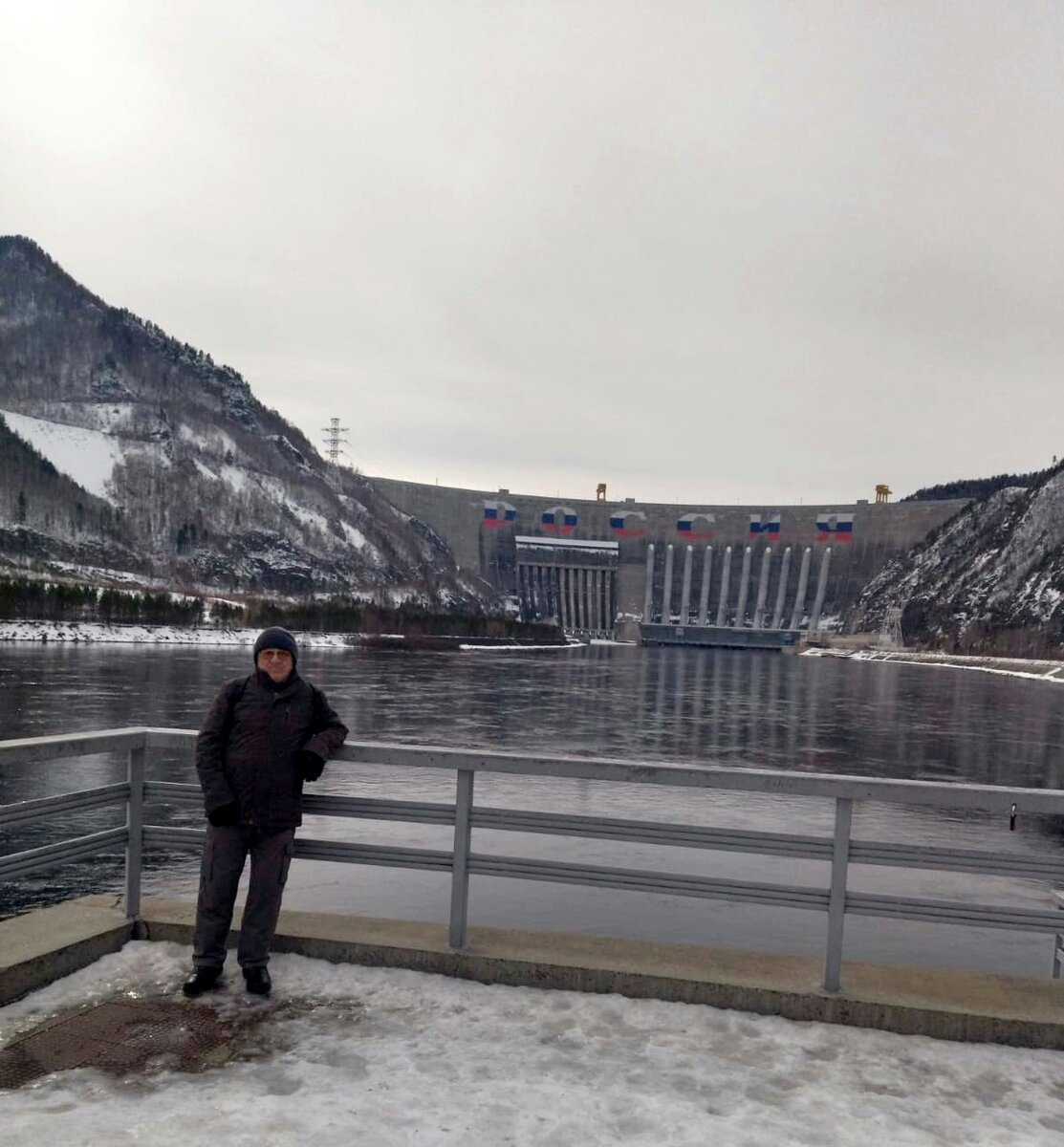 Николай Федорович на Саяно-Шушенской ГЭС. Фото Социальной службы "Оптима".