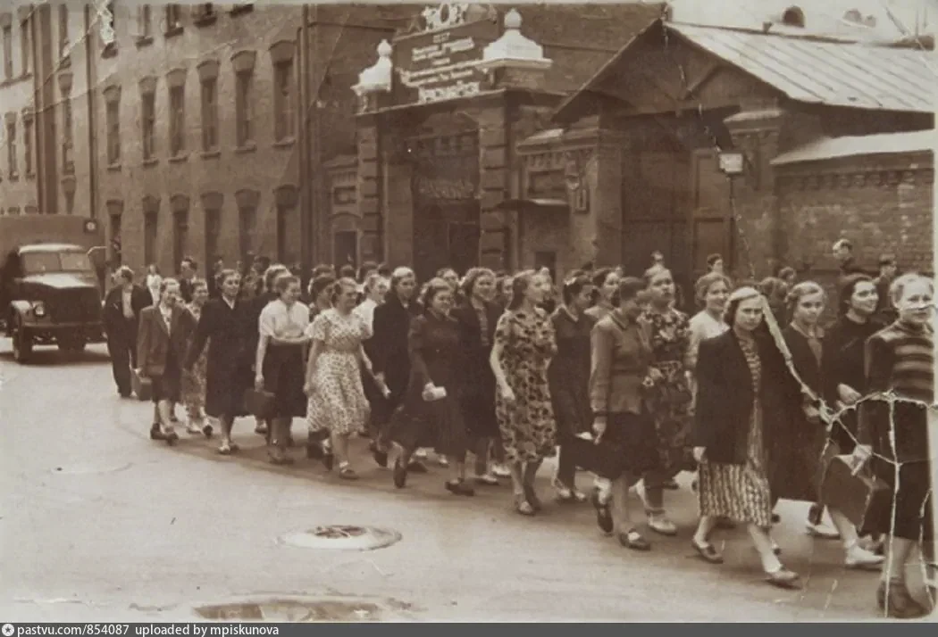 Теплый переулок, 1955 г. Работницы шелкоткацкой фабрики КРАСНАЯ РОЗА. Источник: https://pastvu.com/p/854087.