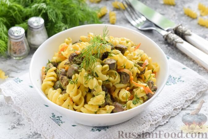 сердечки куриные, макароны, лук репчатый, морковь, горчица столовая, сметана, соль, перец чёрный молотый, приправа для мяса, чесночный порошок, масло растительное, зелень укропа