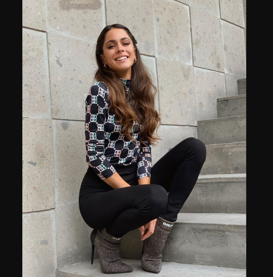 Высокие каблуки добавят женственности любому образу. Тини как никто про это знает. Фото из открытых источников. 