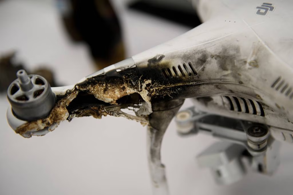 Беспилотник, подвергшийся лазерной атаке на полигоне.