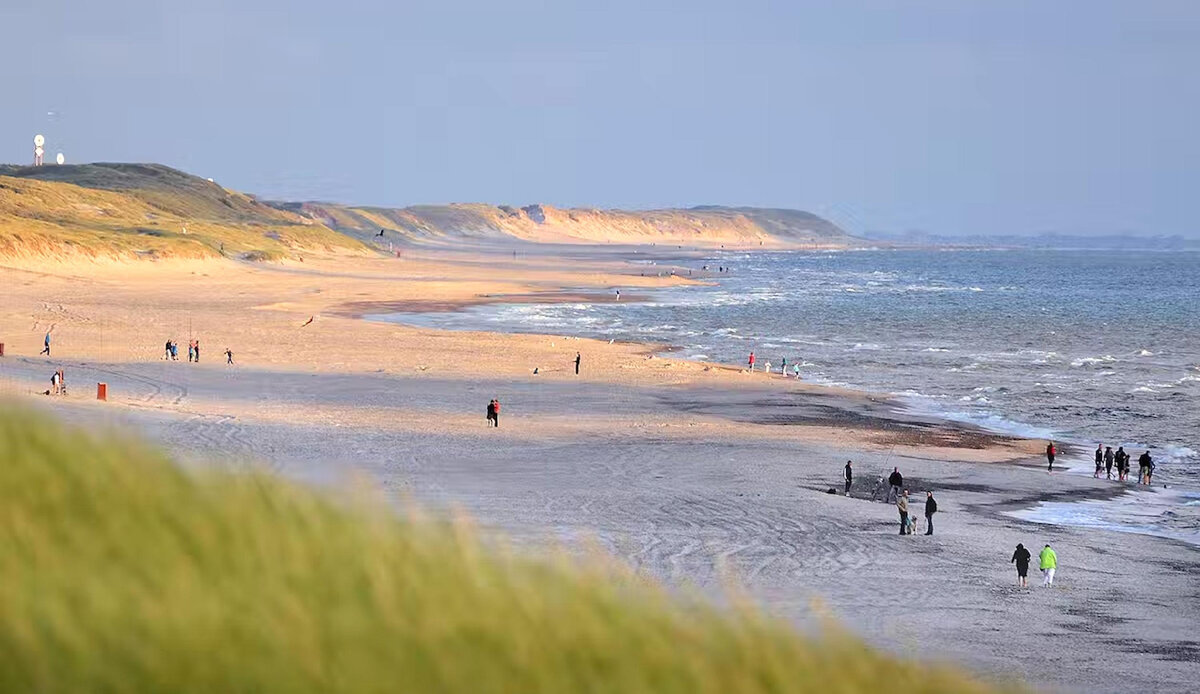 Всего в 4 км от кемпинга вы можете принять участие в новых спортивных соревнованиях в школе серфинга Westwind. Copyright: Visit Vesterhavet / Flying October