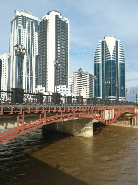 Комплекс «Грозный Сити». Мост через реку Сунжа.  