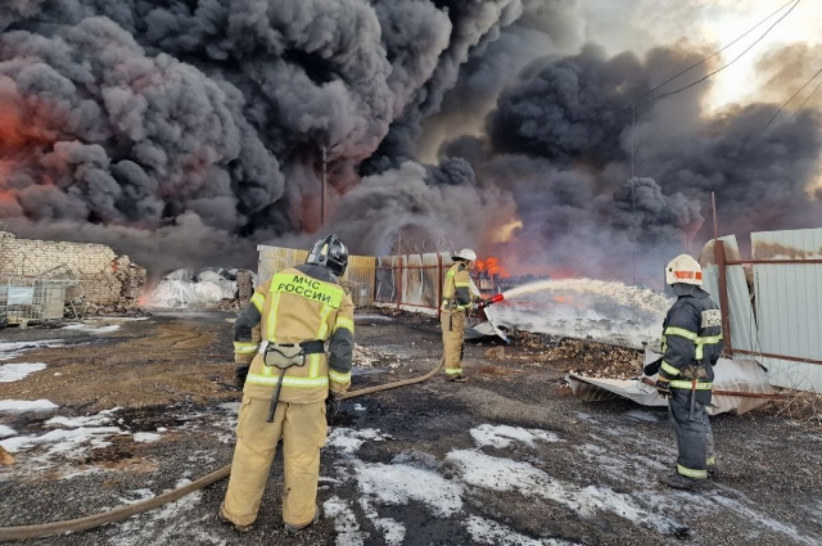    Больше 10 часов тушили пожар на складе химпродукции в Дзержинске
