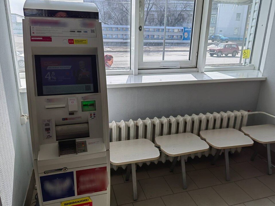    Банкомат и та самая скамейка, где перепуганная женщина оставила все свои сбережения. Фото: пресс-служба ГУ МВД России по Красноярскому краю.