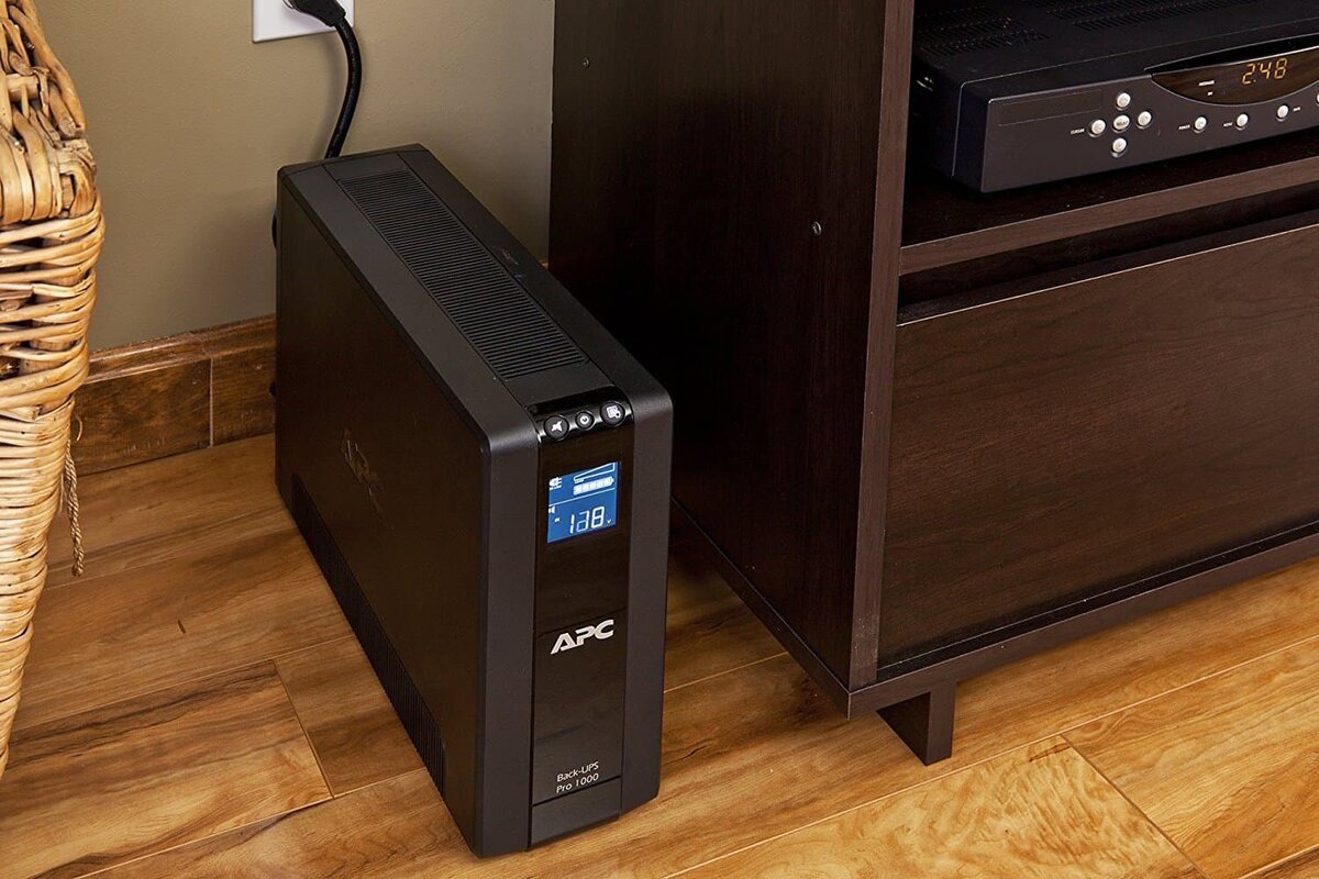 Ассортимент бесперебойников впечатляет своим разнообразием. Сотни различных моделей для различных целей и устройств. В этой статье разберемся, какие устройство можно и нужно подключать к ИБП.