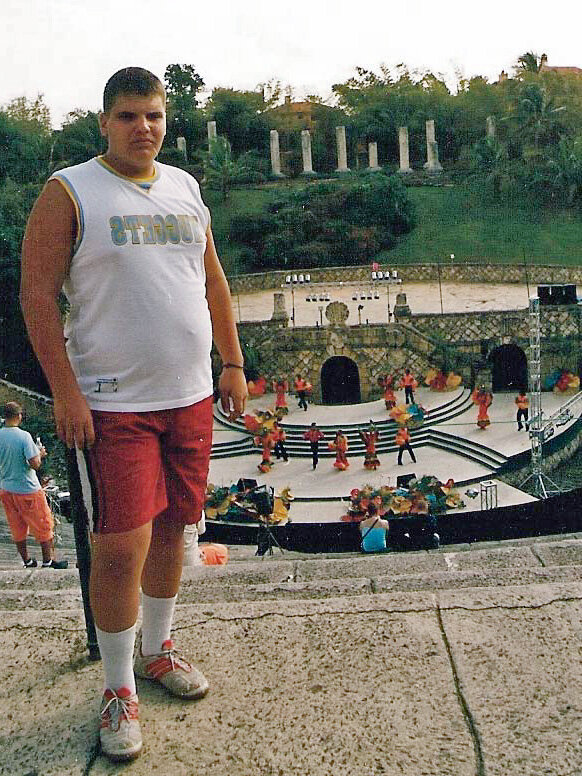 Тысячу раз проходя мимо зеркала, 18-летний студент Дмитрий Косткин совершенно спокойно относился к своему 140-килограммовому отражению, а в тысячу первый вдруг ужаснулся: “Кошмар! До чего же я разжирел!” Причём не просто ужаснулся, а сильно разозлился на себя и, будучи человеком целеустремлённым, твердо решил выбить из себя весь жир. Сказано – сделано.