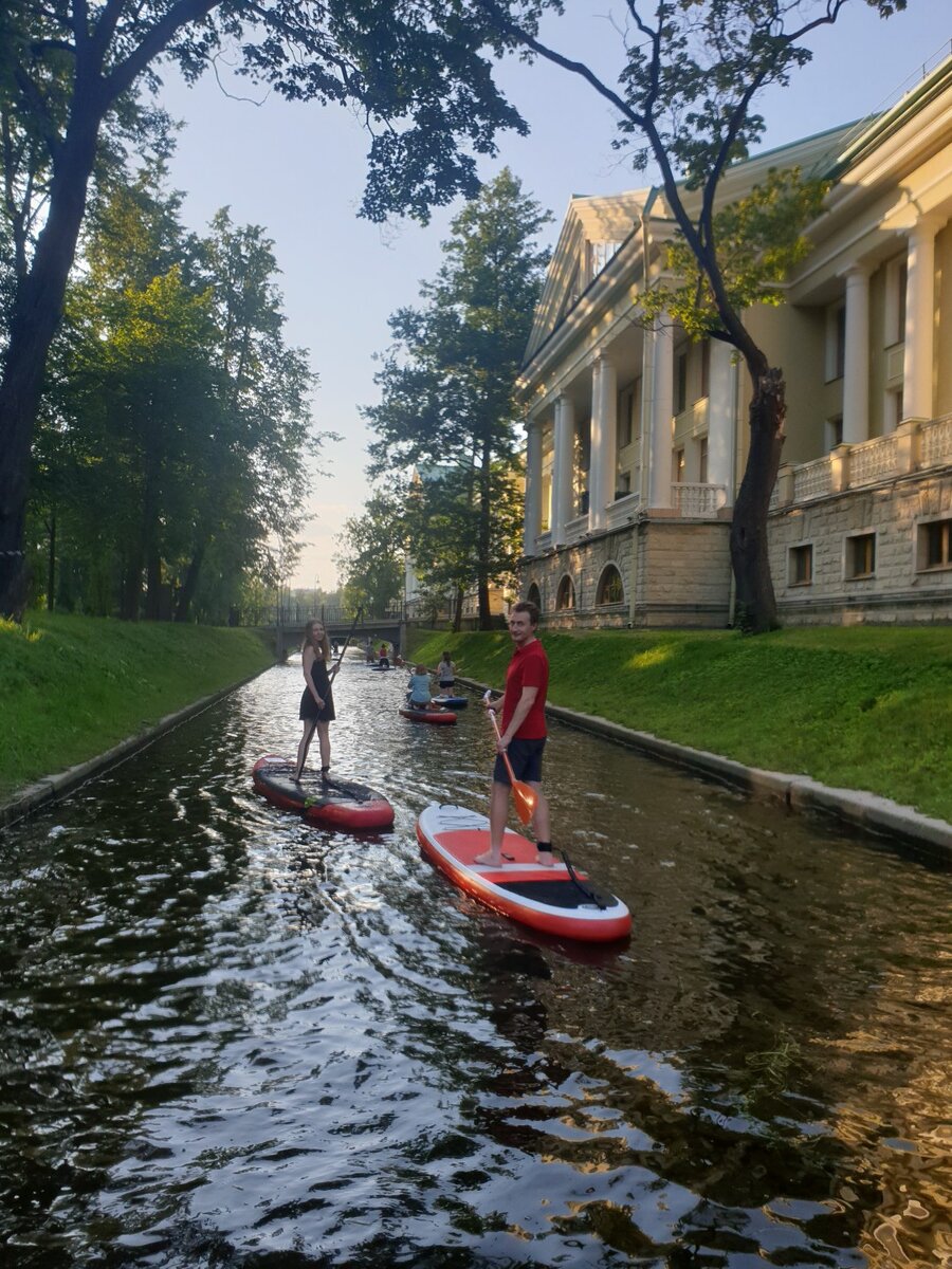 Это мы с мужем впервые плаваем на сапах в 2019 году